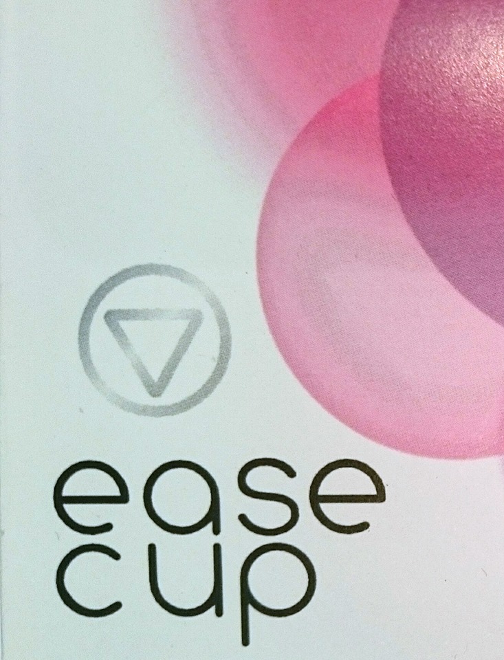 De verpakking van de EaseCup, met logo